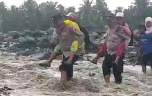 Momen Polisi Gendong Pelajar Lewati Sungai Lahar Semeru