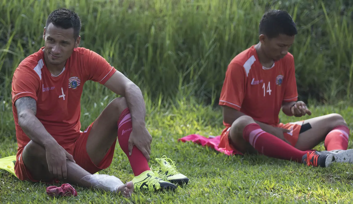 Pemain Persija, Raphael Maitimo dan Ismed Sofyan menepi karena cedera saat berlatih jelang babak 8 besar Piala Jenderal Sudirman di Lapangan Sawangan, Depok, Jawa Barat, Senin (7/12/2015). (Bola.com/Vitalis Yogi Trisna) 