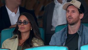 Antonela Roccuzzo dan Lionel Messi menyaksikan Novak Djokovic dari Serbia bertanding melawan Grigor Dimitrov dari Bulgaria pada semifinal Miami Open yang dipersembahkan oleh Itau di Hard Rock Stadium pada 28 Maret 2025 di Miami Gardens, Florida. (Matthew Stockman/Getty Images via AFP)