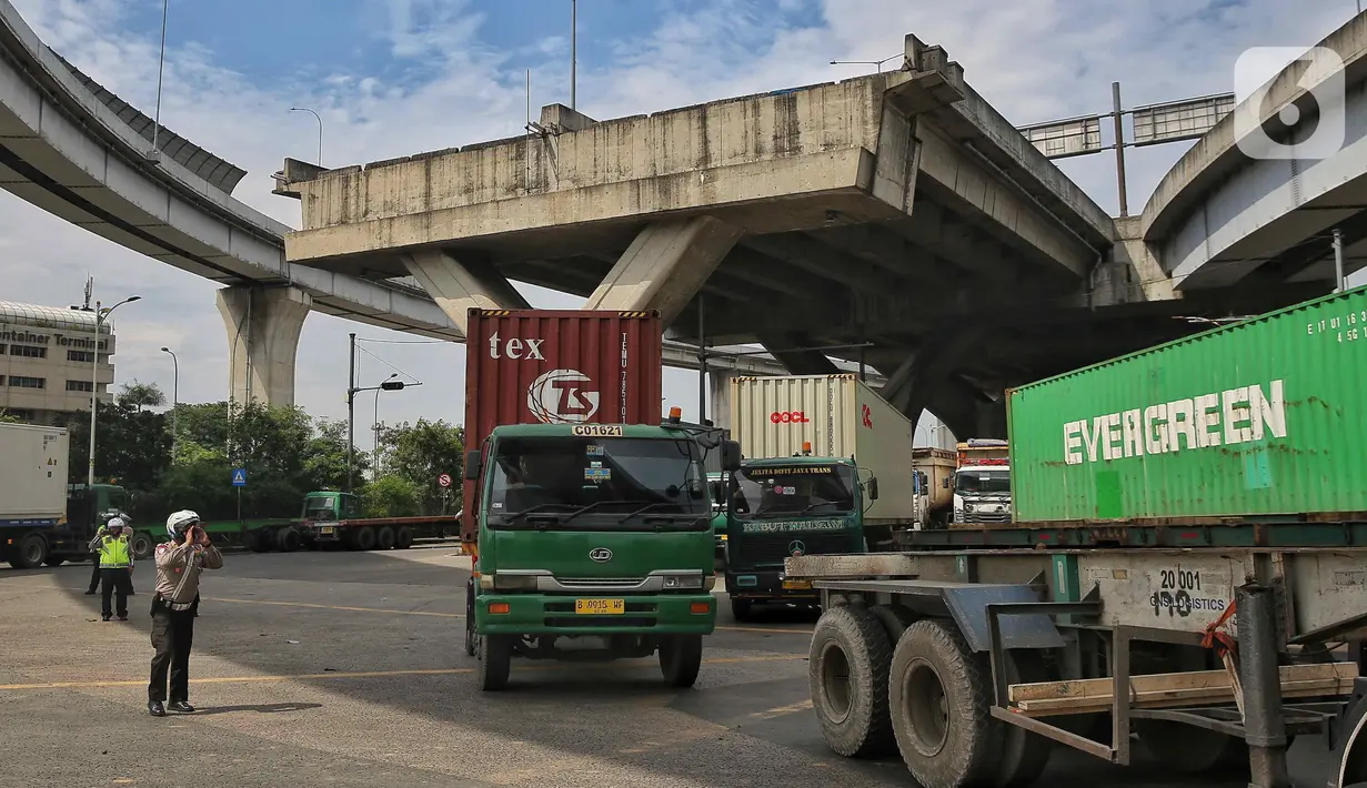 Sebelumnya, kemacetan total dan panjang terjadi di Jalan Yos Sudarso, Jakarta Utara, arah Pelabuhan Tanjung Priok pada Kamis (18/4/2025) pagi. (Liputan6.com/Angga Yuniar)