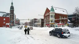 Aktivitas warga setelah badai salju ekstrem di sekitar Main St., Buffalo, New York, Amerika Serikat, 26 Desember 2022. Sebanyak 13 orang dilaporkan tewas akibat badai salju yang terjadi di Buffalo. (AP Photo/Craig Ruttle)