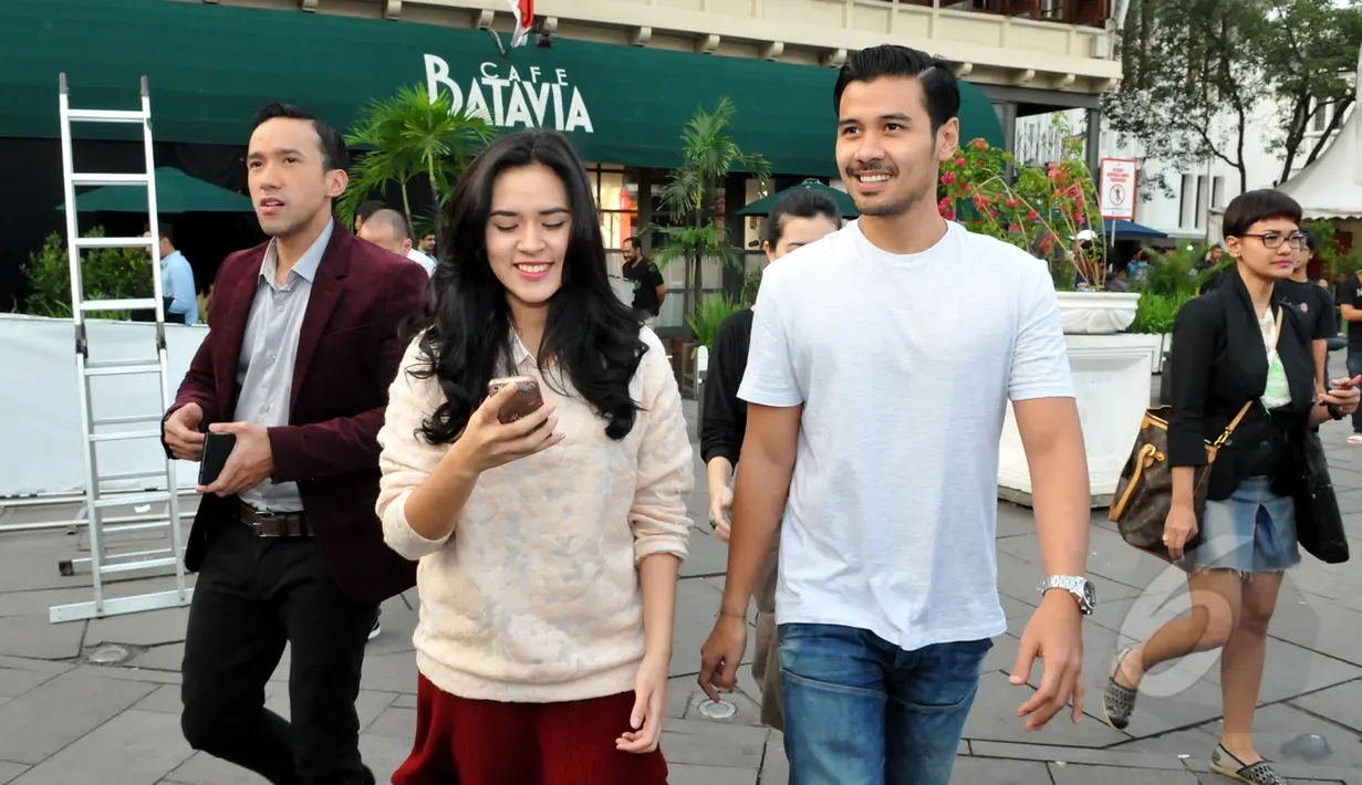 Raisa dan Chico Jericho saat berakting di film bertajuk "Letters For Raisa" di kawasan Kota Tua, Jakarta, Sabtu (14/3/2015). Raisa berperan sebagai gadis lugu (Liputan6.com/Panji Diksana) 
