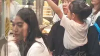 Gibran Rakabuming Kulineran di Surabaya Antre Beli Cakue Peneleh di Pasar Atom, Apa yang Spesial?. (Dok: TikTok&nbsp;@bluedasbluedus )