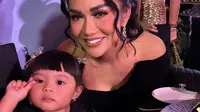 Krisdayanti menghadiri resepsi pernikahan Mahalini dan Rizky Febian ydi Hotel Raffles Jakarta, Jumat (10/5/2024). Sang diva semeja dengan cucunya, Ameena. (Foto: Dok. Instagram @krisdayantilemos)