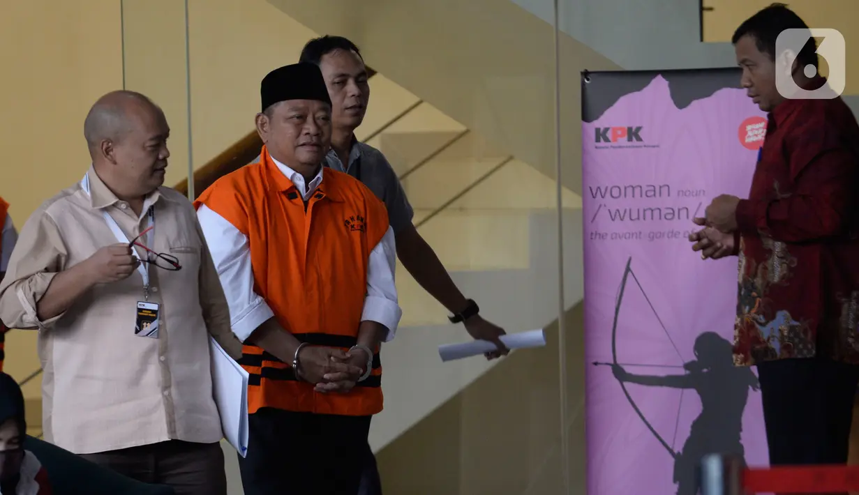 Bupati Sidoarjo Saiful Ilah usai (kedua kiri) menjalani pemeriksaan di Gedung KPK, Jakarta, Kamis (30/1/2020). Saiful Ilah diperiksa sebagai tersangka terkait kasus dugaan menerima suap proyek infrastruktur di Dinas PUPR Kabupaten Sidoarjo. (merdeka.com/Dwi Narwoko)