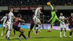 Menit ke-11, Inter berhasil mencetak gol pertama. Tendangan sudut Calhanoglu dari sisi kanan disambut sundulan terarah Perisic yang tidak bisa dijangkau kiper lawan. (AFP/Carlo Hermann)