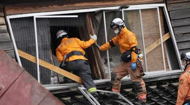Petugas penyelamat melakukan pencarian ke rumah yang runtuh akibat gempa bumi dahsyat di Suzu, Prefektur Ishikawa, Jepang, Rabu (3/1/2024). (AP Photo/Hiro Komae)