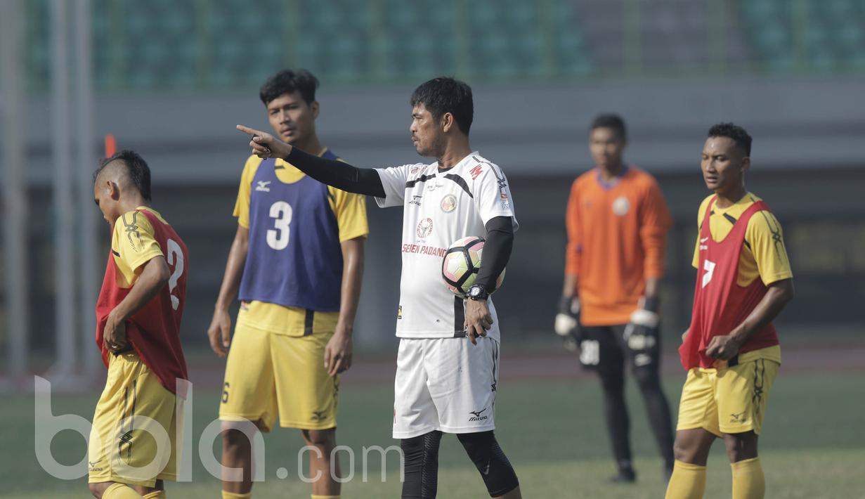 Pelatih Semen Padang, Nil Maizar, memberikan arahan kepada anak asuhnya dalam sesi latihan di Stadion Patriot, Bekasi, Jumat (19/05/2017). Latihan tersebut merupakan persiapan jelang lawan Bhayangkara FC. (Bola.com/M Iqbal Ichsan)