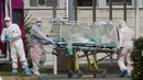 Petugas medis membawa pasien dari ambulans yang tiba di Rumah Sakit Columbus Covid 2 di Roma, Italia, Selasa (17/3/2020). Hingga Jumat (20/3/2020), jumlah kasus virus corona COVID-19 di Italia sudah mencapai 41.035 dengan total kematian sebanyak 3.405 orang. (AP Photo/Alessandra Tarantino)