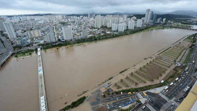 Foto yang diabadikan pada 7 September 2020 ini memperlihatkan Sungai Taehwa yang meluap di Ulsan, Korea Selatan. Topan Haishen mendarat di pesisir tenggara Korea Selatan pada Senin (7/9). (Xinhua/NEWSIS)