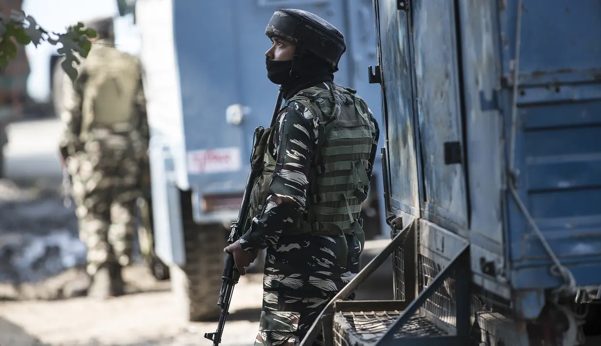 Seorang pasukan paramiliter India berjaga dekat lokasi baku tembak di Kota Srinagar, ibu kota musim panas Kashmir yang dikuasai India, pada 12 Oktober 2020. Dua orang militan Dua militan tewas dalam baku tembak dengan pasukan pemerintah di wilayah Kashmir yang dikuasai India. (Xinhua/Javed Dar)