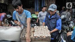 Pekerja saat melayani pembeli telur ayam di salah satu agen di Jakarta, Selasa (14/3/2023). Menjelang Ramadan harga telur ayam merangkak naik kisaran 8-10 persen dari bulan sebelumnya menjadi Rp30.000 per kilogram. (merdeka.com/Iqbal S Nugroho)