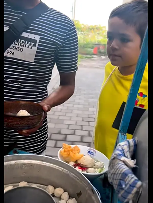 El Barack tampak terus mengamati pedagang yang melayaninya. "Pangsitnya dua," kata El. [Instagram/inijedar]