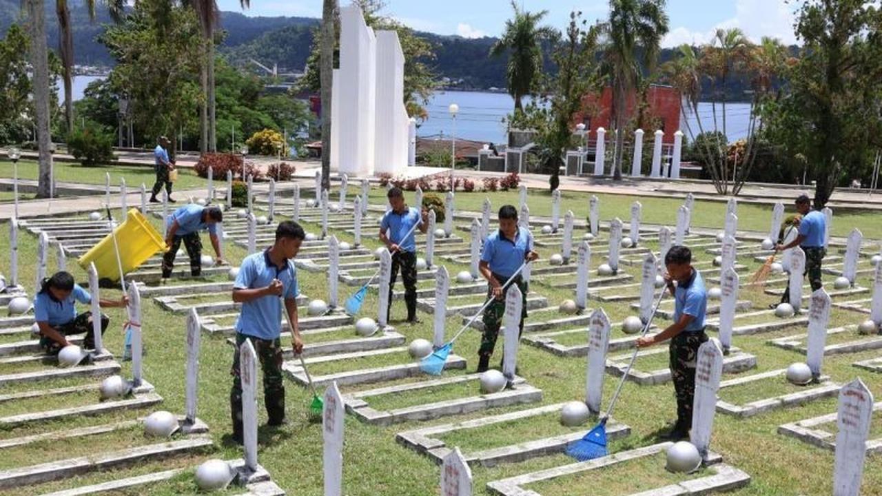 Tanamkan Patriotisme, Lanud Pattimura Gelar Karya Bakti di TMP Kapahaha Sambut HUT ke-80 TNI AU