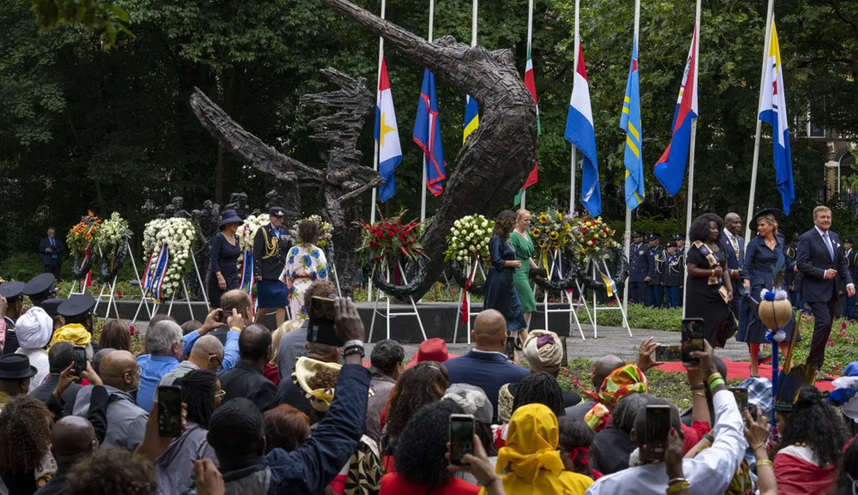 <p>Belanda menjadi kekuatan kolonial utama setelah abad ke-17, memegang wilayah di seluruh dunia, dan pedagang budak Belanda memperdagangkan lebih dari 600.000 orang. (AP Photo/Peter Dejong, Pool)</p>
