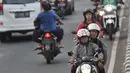 Pengendara motor nekat berlawan arah di kawasan Klender, Jakarta, Kamis (11/7/2019). Demi mempersingkat jarak tempuh dan menghindari kemacetan, para pengendara sepeda motor di kawasan ini nekat berlawan arah yang sesungguhnya dapat mengancam keselamatan. (merdeka.com/Iqbal S. Nugroho)