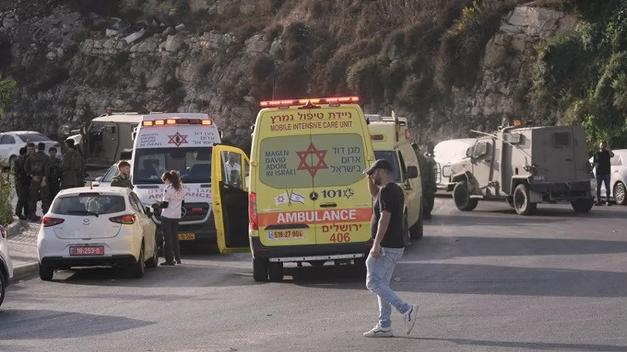 Tentara Israel dan petugas medis berkumpul di dekat ambulans setelah insiden penembakan di sekitar Persimpangan Yehuda, dekat Kota Hebron, Tepi Barat yang diduduki Israel, Jumat (23/10/2026).