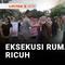 Eksekusi rumah warga oleh Pengadilan Negeri Kota Bekasi, Jawa Barat, berujung saling dorong. Warga menolak rumah yang mereka tempati sejak puluhan tahun berpindah tangan.