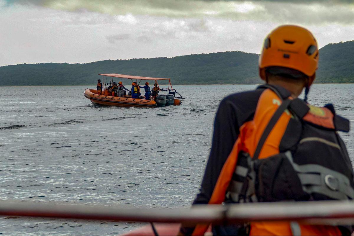 FOTO: Hari Kedua Pencarian Korban Tenggelamnya KMP Tunu Pratama Jaya, Tim SAR Hadapi Arus Deras Selat Bali