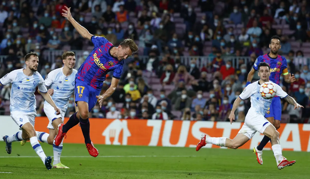 Barcelona kembali memperoleh peluang pada menit ke-18. Kali ini giliran sundulan Luuk de Jong yang belum menemui sasaran usai menerima umpan dari tendangan bebas Memphis Depay. (AP/Joan Monfort)