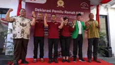 Ketua Komisi Pemilihan Umum (KPU) Hasyim Asyari (kanan) bersama Ketua Badan Pengawas Pemilu (Bawaslu) Rahmat Bagja (kiri), Ketua Umum PPP Mardiono (kedua kanan) dan Ketua Komnas HAM Atnie Nova Sigiro (ketiga kanan) serta pimpinan lain berfoto bersama usai melakukan penandatanganan Deklarasi Pemilu Ramah HAM di Kantor Komnas HAM, Jakarta, Minggu (11/6/2023). (Liputan6.com/Faizal Fanani)
