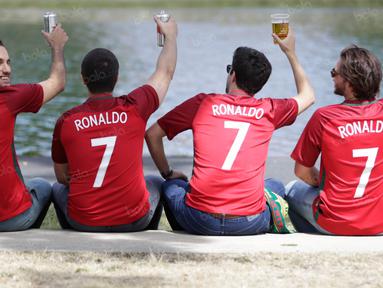 Sejumlah pendukung Portugal bersantai sambil menunggu laga final di sekitar Stade de France, Saint Denis, Prancis, Minggu (10/7/2016). (Bola.com/Vitalis Yogi Trisna)