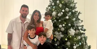 Keluarga Lionel Messi dan Antonella Roccuzzo rayakan Natal penuh kehangatan. Mereka tampil kompak dengan busana nuansa merah, putih dan hitam. @leomessi.
