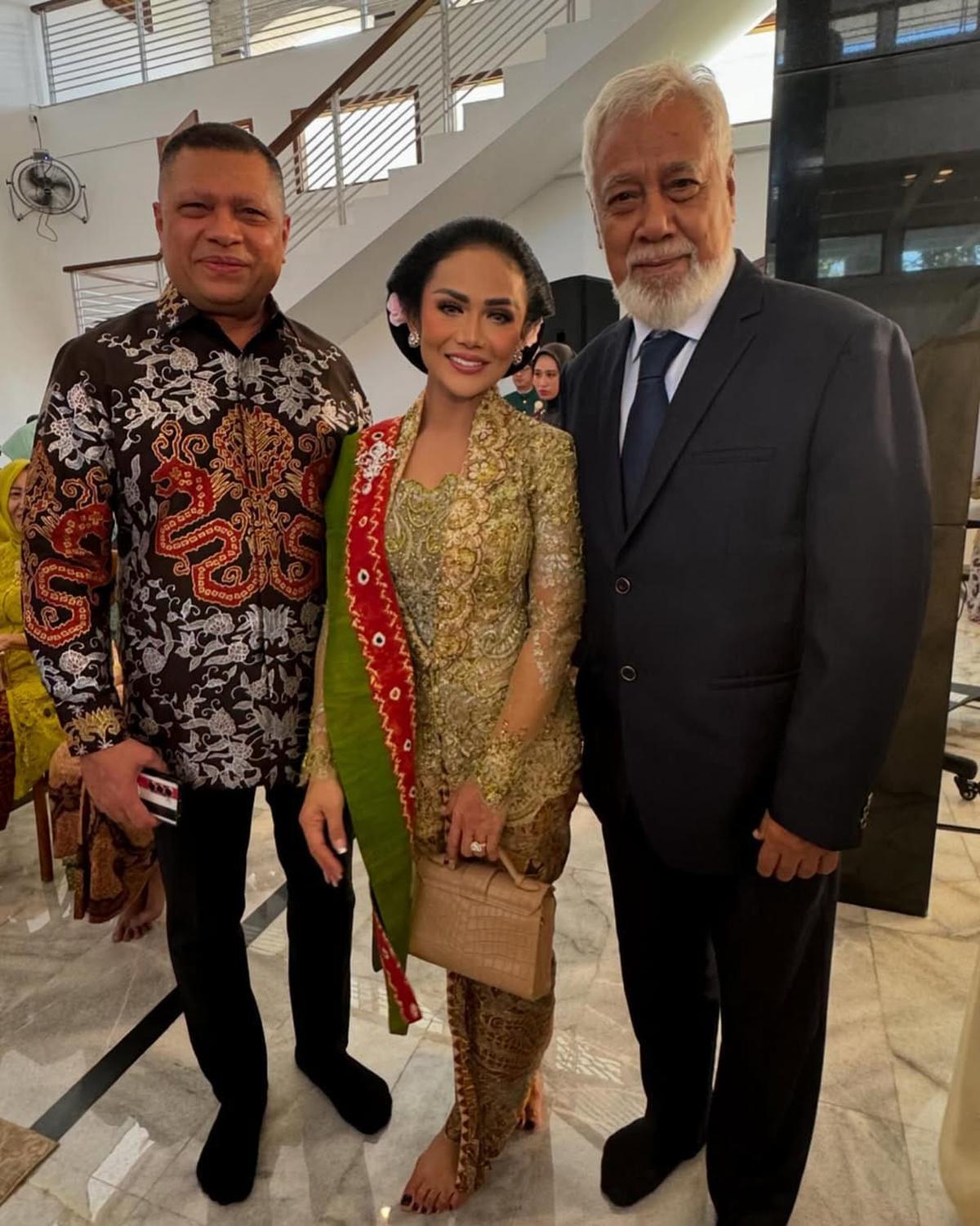 Potret Krisdayanti Tampil Elegan dalam Balutan Kebaya Tradisional