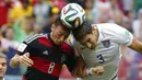 Mesut Ozil (Jerman - kiri) berebut bola dengan pemain belakang AS, Omar Gonzalez saat berlaga di penyisihan Piala Dunia 2014 Grup G di Stadion Pernambuco, Recife, Brasil, (26/6/2014). (REUTERS/Laszlo Balogh)  