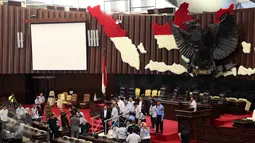 Ketua DPR Setya Novanto mengecek kesiapan ruang rapat Paripurna I di Gedung Kura-Kura, Kompleks Parlemen, Jakarta, Senin (27/2). Ruang ini rencananya akan di pakai untuk menyambut kedatangan Raja Salman bin Abdulaziz al-Saud. (Liputan6.com/Johan Tallo)