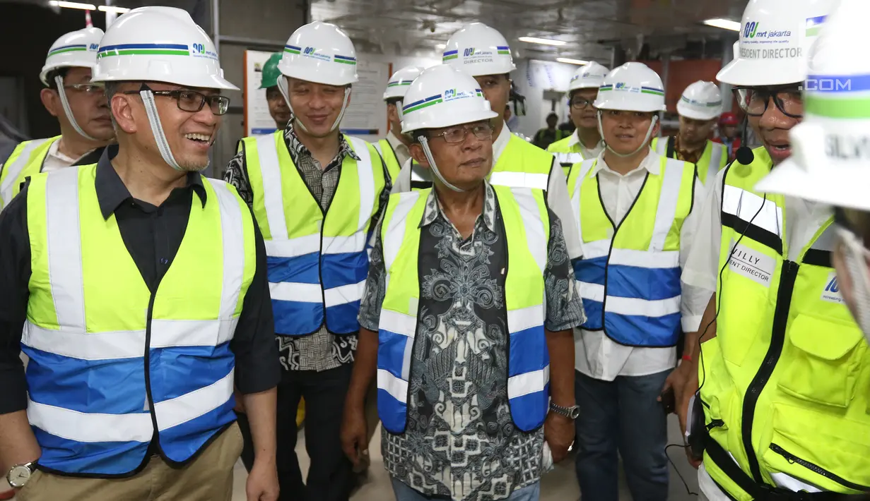Menteri Koordinator Bidang Perekonomian Darmin Nasution memantau pembangunan proyek MRT Jakarta fase I di Senayan, Jakarta, Senin (11/6). Menurut dia, stasiun tersebut didesain dengan sangat baik dan modern. (Liputan6.cpm/Angga Yuniar)