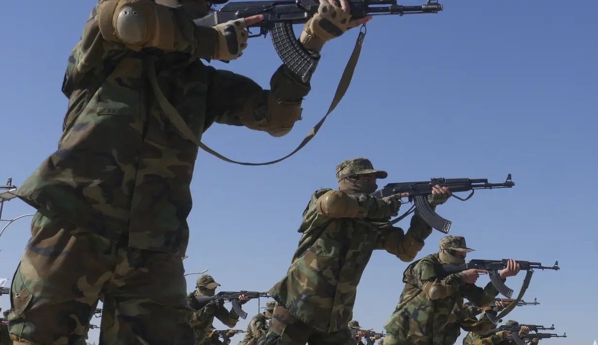 Pejuang Taliban menunjukkan keterampilan mereka selama upacara kelulusan setelah pelatihan militer tiga bulan di Herat, Afganistan (10/1/2022). Sekitar 600 pejuang Taliban mengikuti parade militer di Kabul, Afghanistan pada Minggu (9/1) merayakan kelulusan mereka.  (AFP Photo)