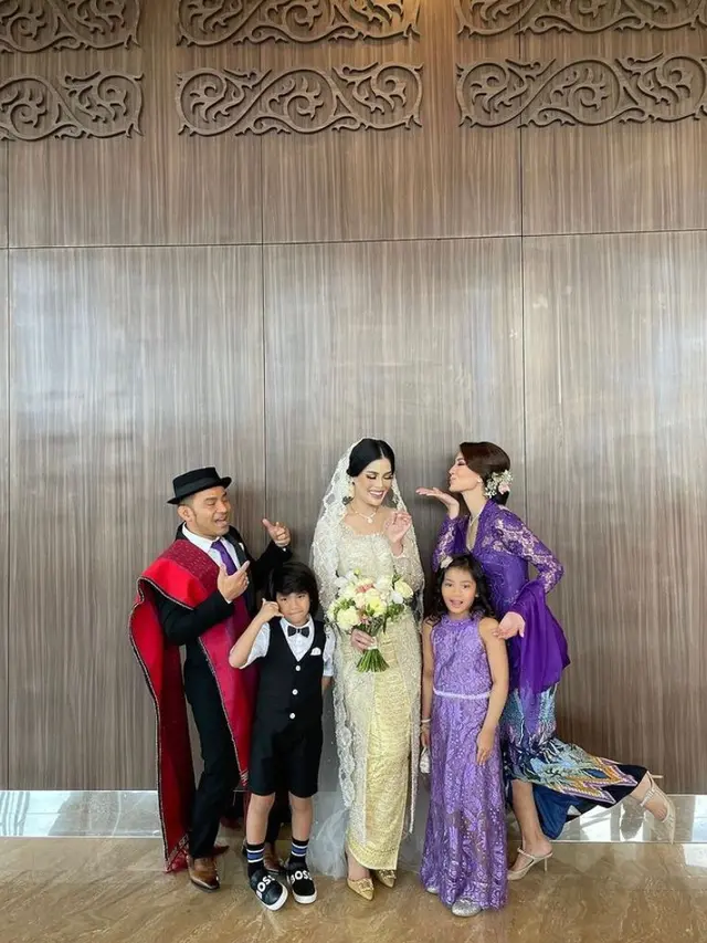 7 Pesona Duma Riris Hadiri Pernikahan Sang Adik, Tampil Anggun Berbalut Kebaya Ungu Karya Intan Avantie