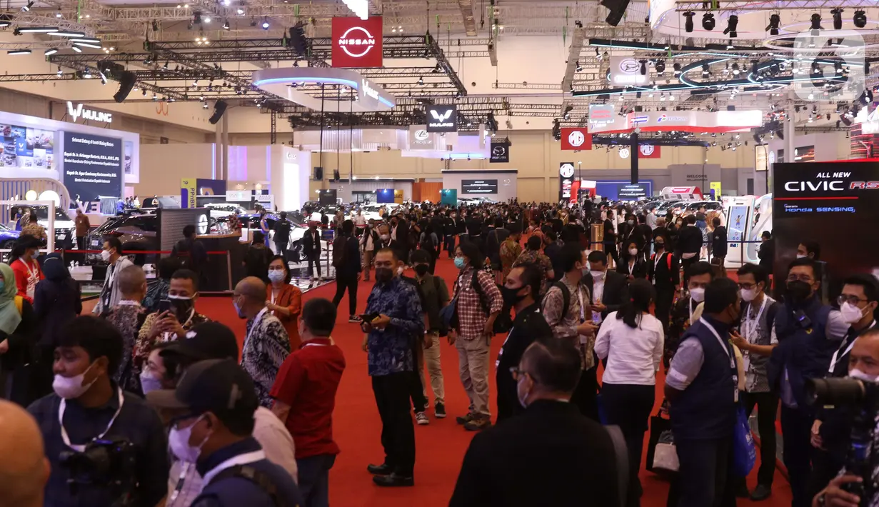 Pengunjung dan undangan memadati area pameran pada pembukaan Gaikindo Indonesia International Auto Show (GIIAS) 2021 di ICE BSD, Banten, Kamis (11/11/2021). Digelar selama 10 hari hingga 21 November 2021, pameran otomotif tahunan ini diikuti oleh 21 merek kendaraan. (Liputan6.com/Angga Yuniar)