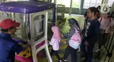 Pengunjung antre untuk menikmati fasilitas wahana kereta gantung di Taman Mini Indonesia Indah (TMII), Jakarta, Senin (12/5/2025). (Liputan6.com/Herman Zakharia)