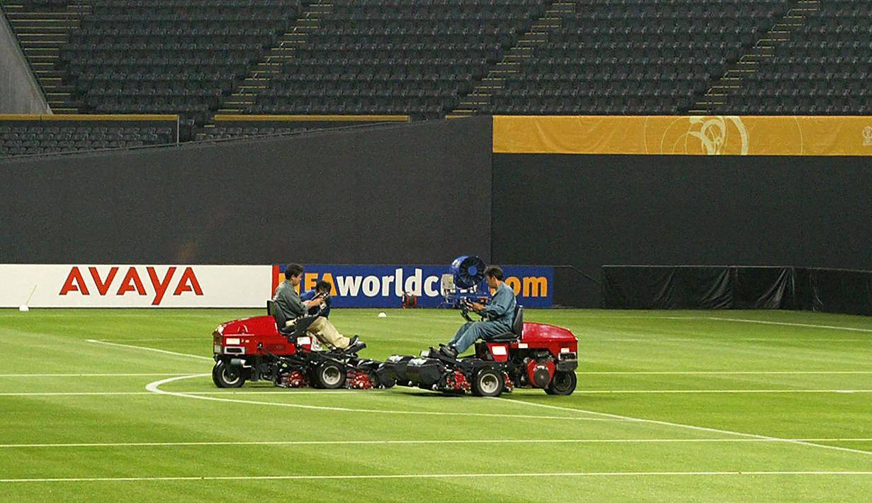 Kandang Hokkaido Consadole Sapporo ini juga memiliki dua lapangan dengan rumput sintetis dan rumput asli yang bisa digeser keluar masuk dan diganti sesuai kebutuhan. Berkapasitas 38.794 penonton, Sapporo Dome sudah jadi kandang Consadole sejak dibuka pada tahun 2001 lalu. (AFP/Gabriel Bouys)