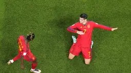 Penyerang Spanyol, Alvaro Morata (kanan) merayakan dengan Nico Williamssetelah mencetak gol pembuka ke gawang Jepang selama pertandingan grup E Piala Dunia 2022 di Stadion Internasional Khalifa di Doha, Qatar, Jumat, 2 Desember 2022. Jepang menang atas Spanyol dengan skor 2-1. (AP Photo/ Petr David Josek)