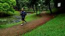 Seorang warga memanfaatkan area untuk berolahraga di Taman Langsat, Kebayoran Baru, Jakarta Selatan, Kamis (06/03/14). (Liputan6.com/Andrian Martinus Tunay)