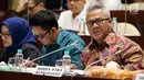 Ketua KPU Arief Budiman (kanan) saat rapat dengar pendapat dengan Komisi II DPR di Jakarta, Selasa (13/3). Hal yang dihahas di antaranya aturan pasangan capres dan regulasi untuk mengantisipasi calon tunggal di Pilpres 2019. (Liputan6.com/JohanTallo)