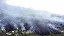 Gambar dari video lava terlihat setelah letusan gunung berapi di La Palma, Spanyol (20/9/2021). Lava menghancurkan segala sesuatu di jalurnya tetapi evakuasi segera membantu menghindari korban setelah letusan hari Minggu. (OVERON via AP)