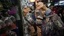Seorang wanita melihat ikan untuk dijual di Mong Kok Goldfish Market, distrik Kowloon, Hong Kong pada 10 November 2018. Pedagang menggantung ikan hias di dalam plastik bening sehingga pengunjung bisa memilih sendiri ikan yang dimau. (VIVEK PRAKASH/AFP)