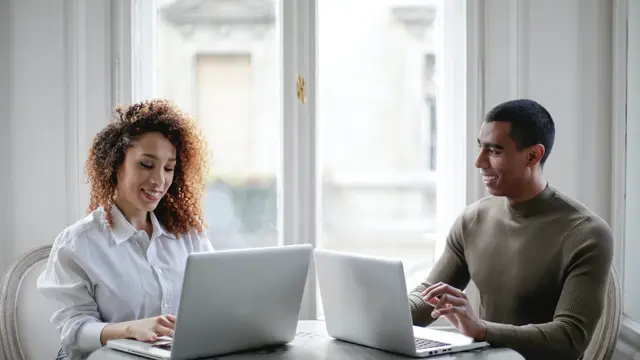 Tunjukkan Perbedaan Sikap