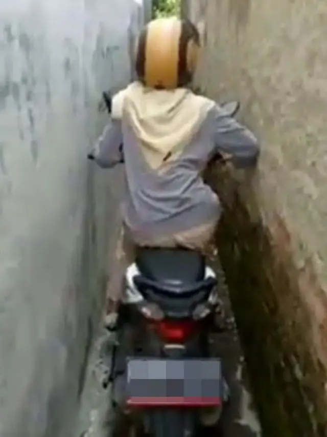 6 Potret Kendaraan Terjebak di Gang Sempit Ini Bikin Tepuk Jidat