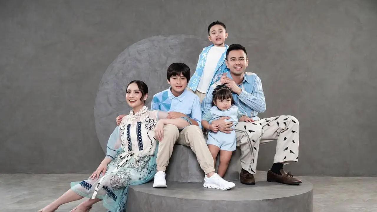Tampilan Fresh Foto Keluarga Raffi Ahmad dan Nagita Slavina dalam Busana Rancangan Biyan Bernuansa Biru Muda