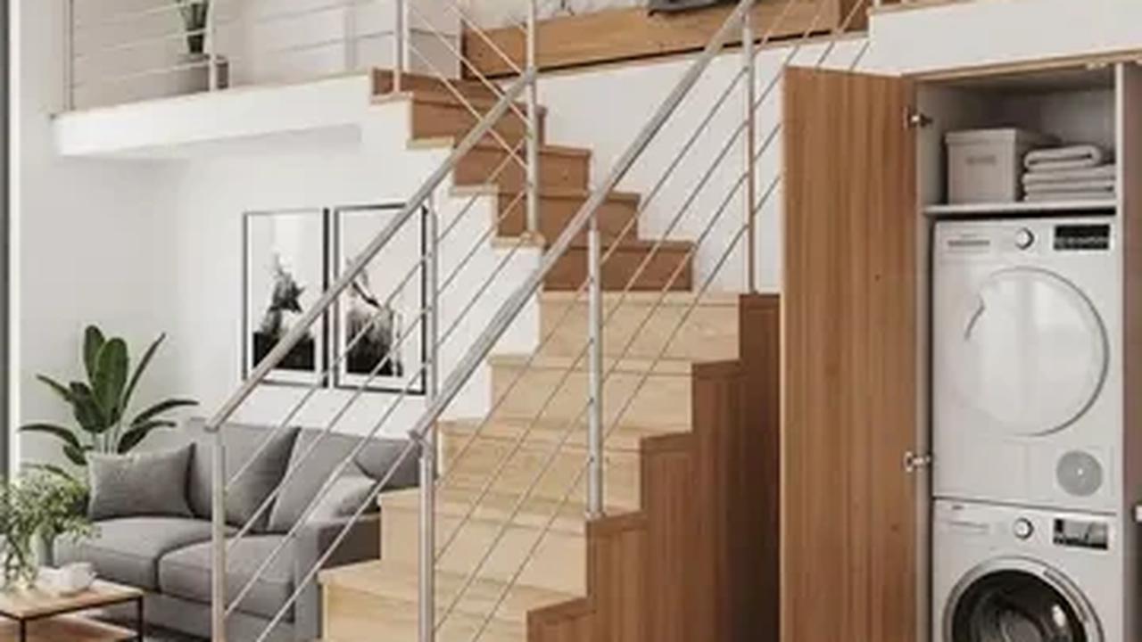 Desain Rumah Kecil Mezzanine dengan Area Laundry Tersembunyi di Bawah Tangga, Hemat Ruang & Rapi