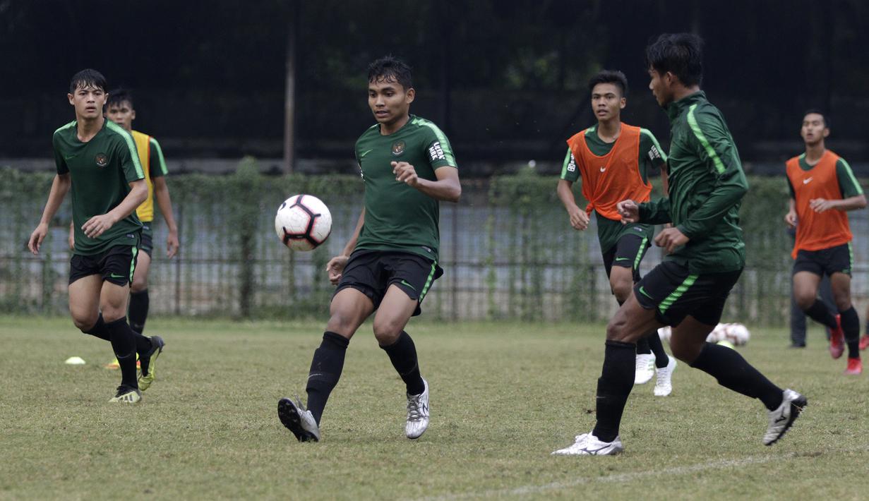 Pemain Timnas Indonesia U-19, Fadilah Nur Rahman, berebut bola saat latihan di Stadion Padjadjaran, Bogor, Kamis (26/9). Latihan ini merupakan persiapan jelang kualifikasi Piala Asia 2020. (Bola.com/Yoppy Renato)