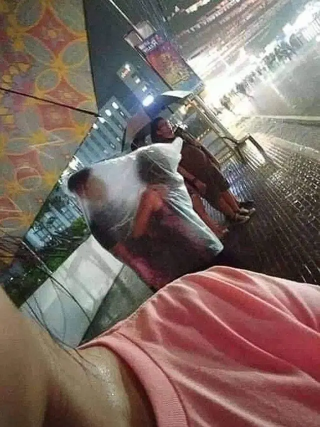 6 Potret Nyeleneh Orang Berteduh Ketika Hujan Ini Kocak