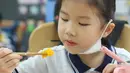 Seorang siswa makan siang di sekolah dasar di Distrik Changning, Shanghai, China timur, pada 2 September 2020. Sekolah dasar tersebut mempromosikan kampanye "Bersihkan Piringmu" untuk mengurangi limbah makanan saat semester baru dimulai. (Xinhua/Ding Ting)
