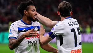 Gelandang Atalanta asal Brasil #13, Ederson (kiri), merayakan gol pertamanya bagi timnya dalam pertandingan Serie A Italia antara AC Milan dan Atalanta Bergamo di stadion San Siro di Milan, Senin dini hari WIB (21-4-2025). (Piero CRUCIATTI/AFP)