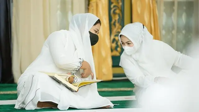 5 Potret Kahiyang Ayu Pakai Hijab, Penampilannya Banjir Pujian